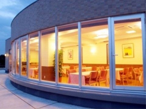 「八王子ケアコミュニティそよ風」の外観。緑と住宅地に囲まれた住みよい環境。