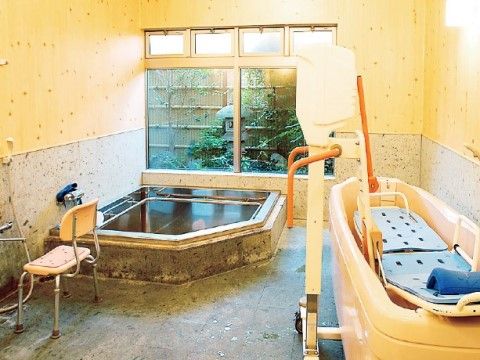 「東村山ジョイフルホームそよ風」の浴室。入浴介助用の設備を整えている。