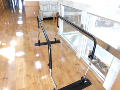 「東村山ジョイフルホームそよ風」の機能訓練室。トレーニング設備がある。