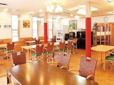 「東村山ジョイフルホームそよ風」のダイニングスペース。お食事を楽しめる。