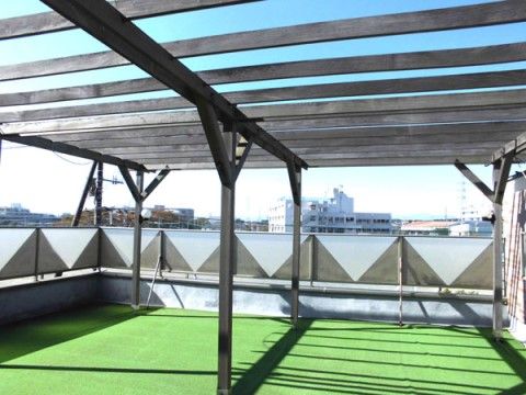 「東村山ジョイフルホームそよ風」の屋上。気分転換にご利用いただける屋外スペース。