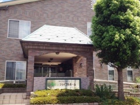 「東村山ジョイフルホームそよ風」の外観。温かみのある色合いの建物。