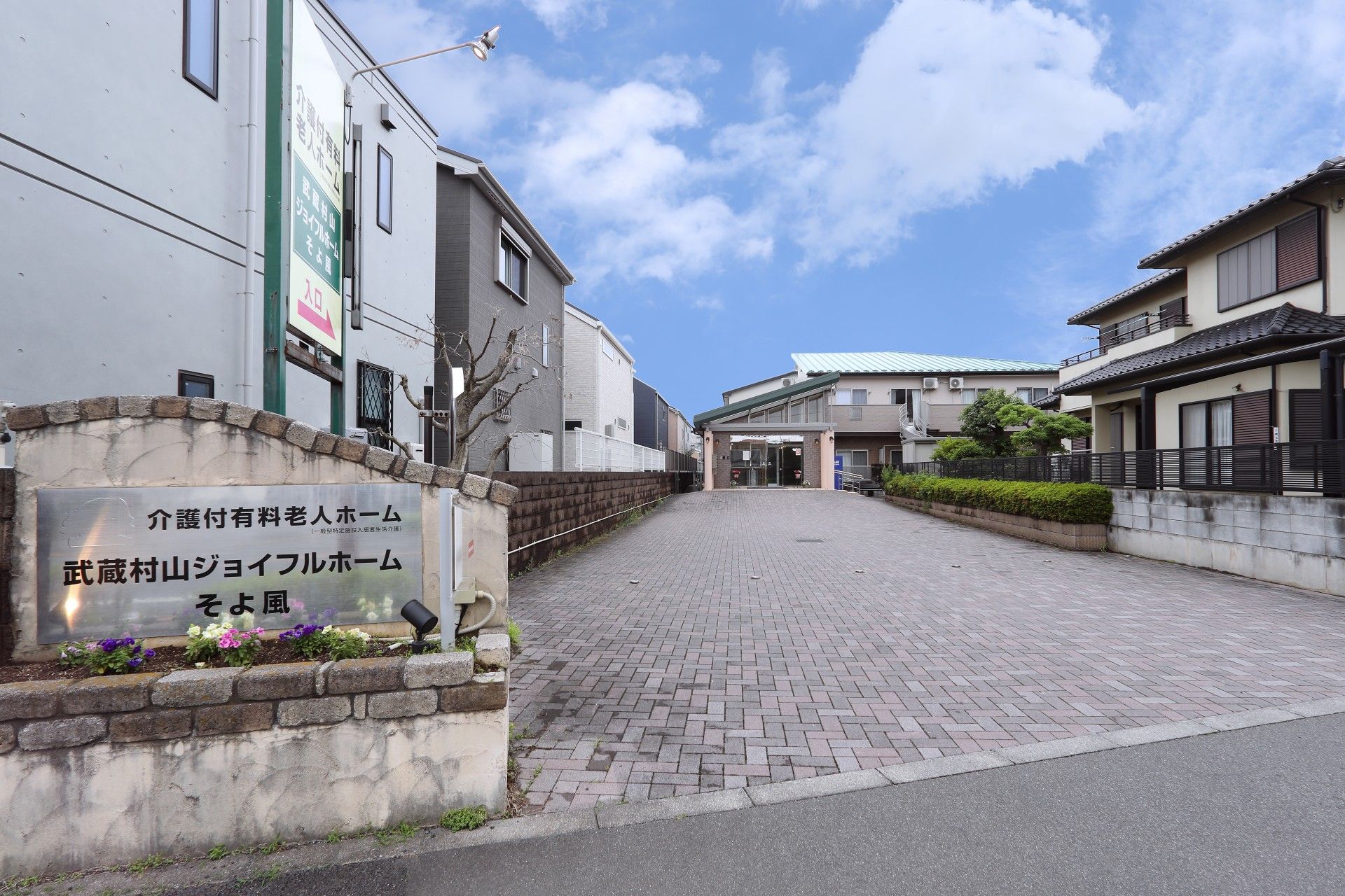五角形の形をした浴槽のある浴室