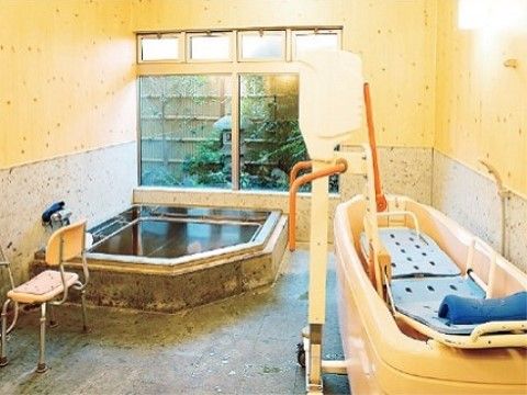 浴室は広々しており、窓からは緑の木々が眺められる。寝たきりの方でも入浴できる特殊な浴槽もあるので、清潔な毎日をお過ごしいただける。
