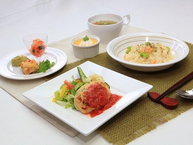 スープ、ピラフ、ハンバーグからデザートまである洋食。栄養に気を使ってあるだけではなく、見た目にも楽しい食事である。