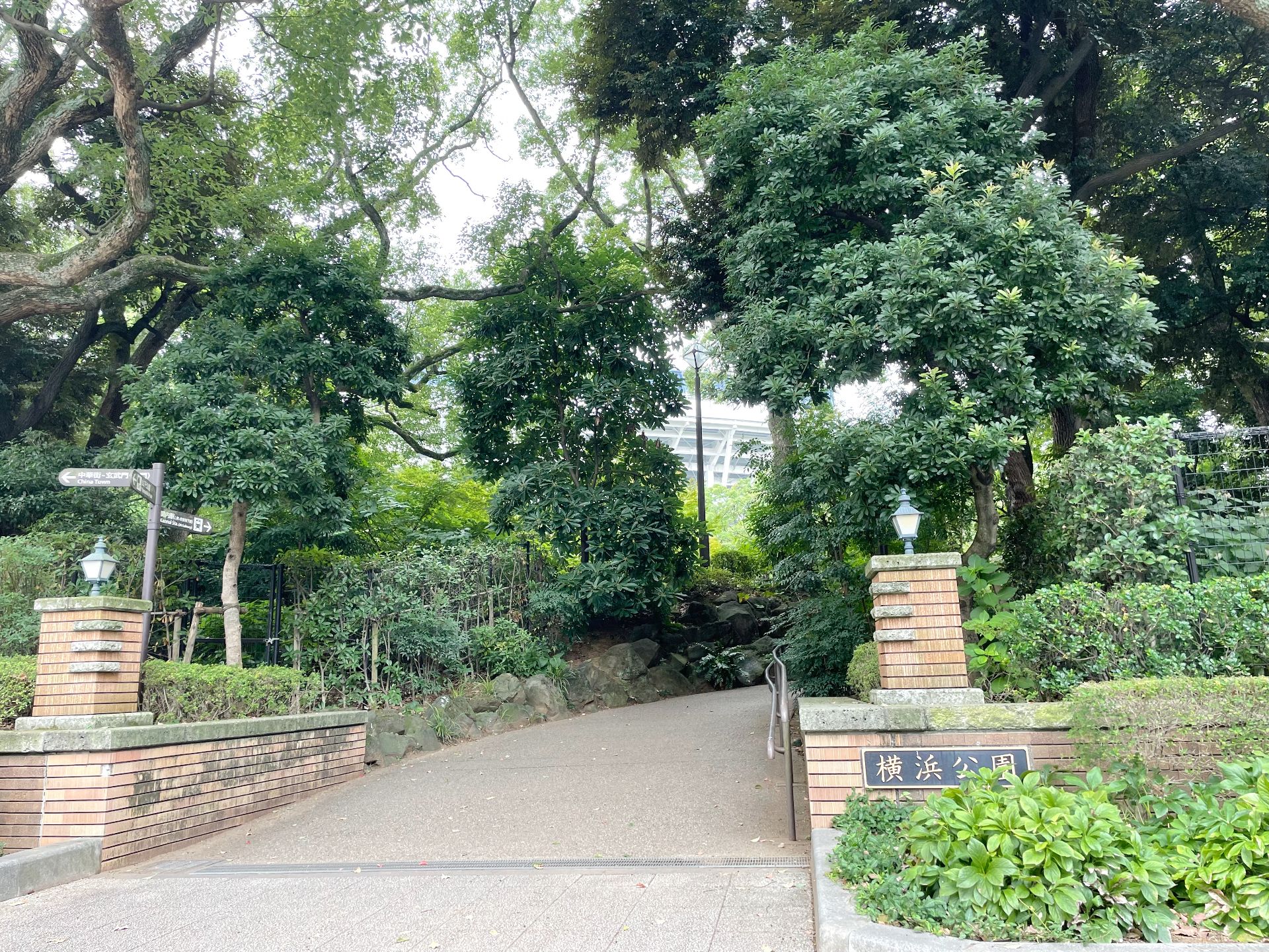 横浜公園の入り口
