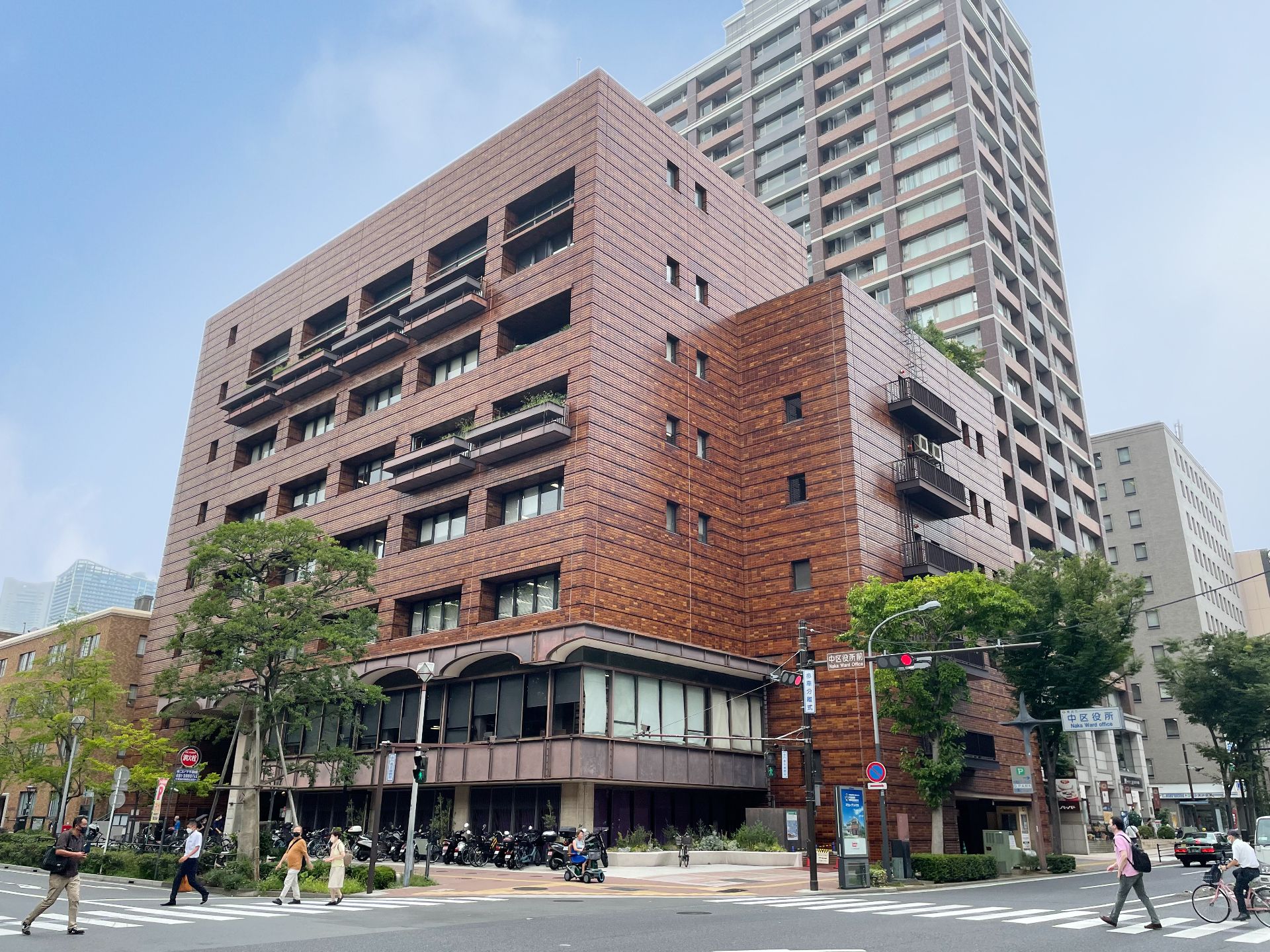 赤レンガの外観の中区役所