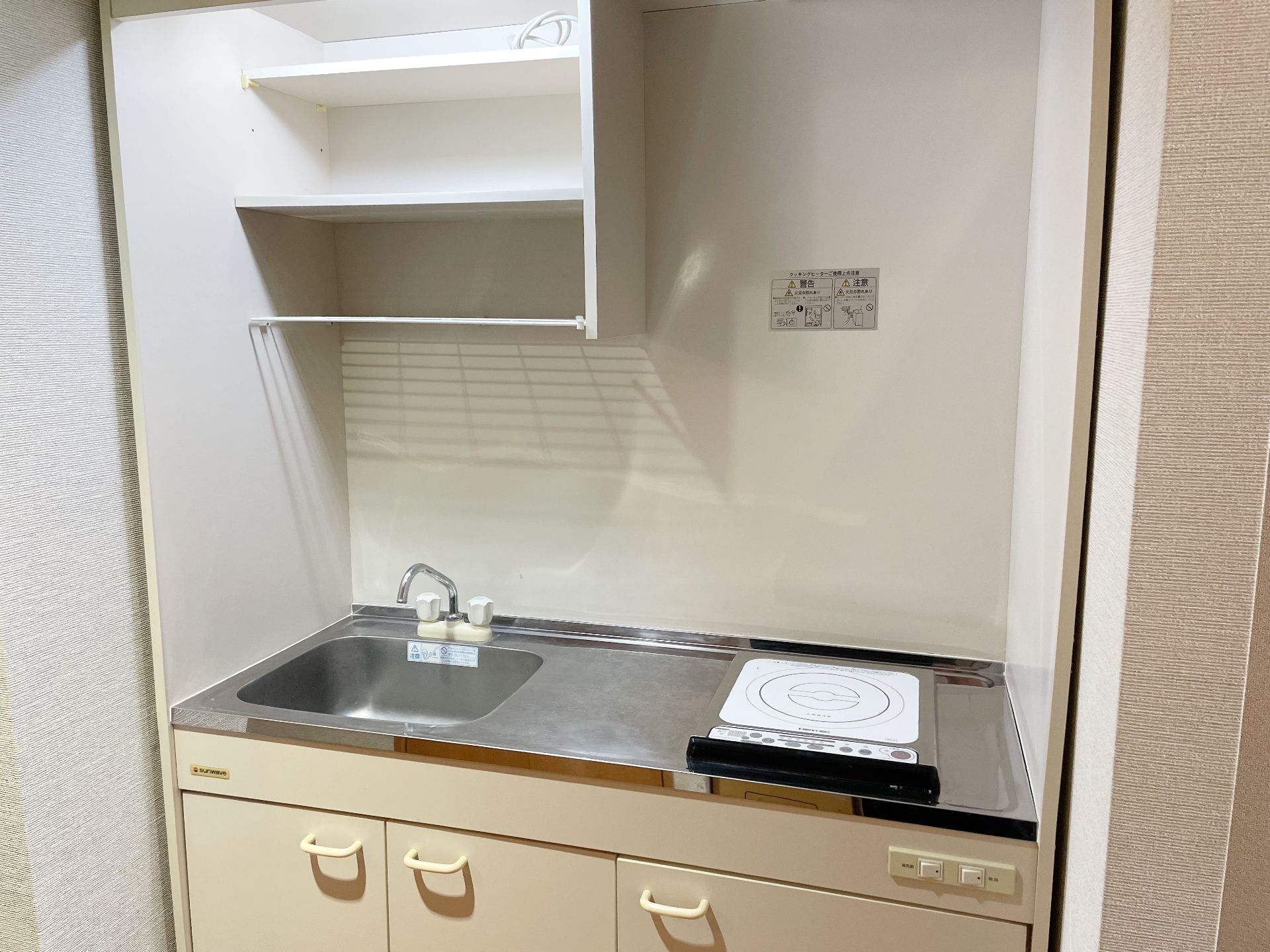 白が基調のキッチン
