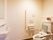 トイレの中には鏡付きの洗面台があり、便座の周りには手すりや背もたれなどがついているので安心して利用できる。