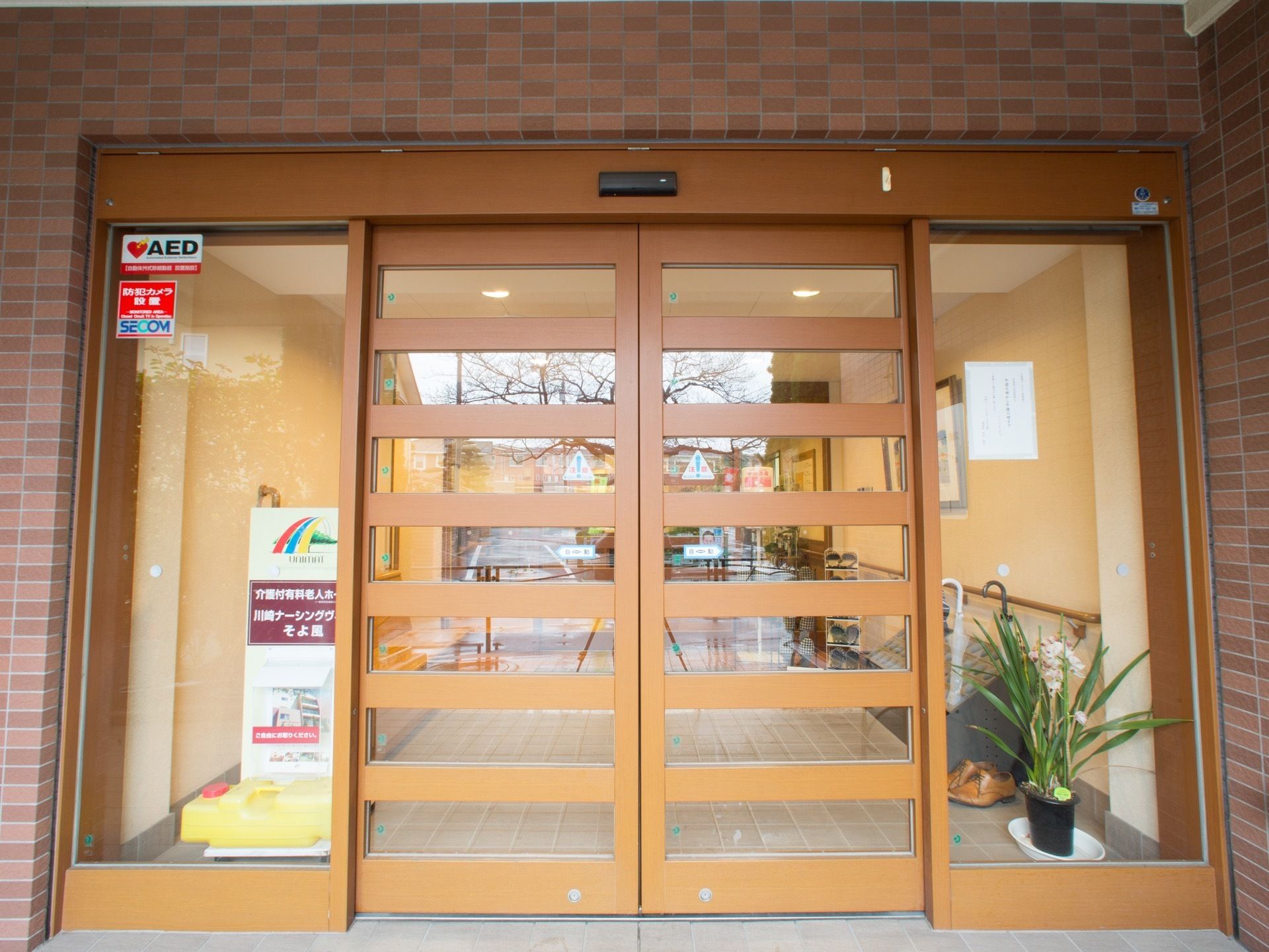 施設の出入口は引分け式自動ドアになっているため、開口時は間口を広く確保でき車椅子をご利用の方がスムーズに出入りできる。