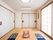 畳が敷かれた部屋で、ふすまや障子などがあり、和風のつくりになっているので、落ち着ける部屋である。机の周りには座布団もある。