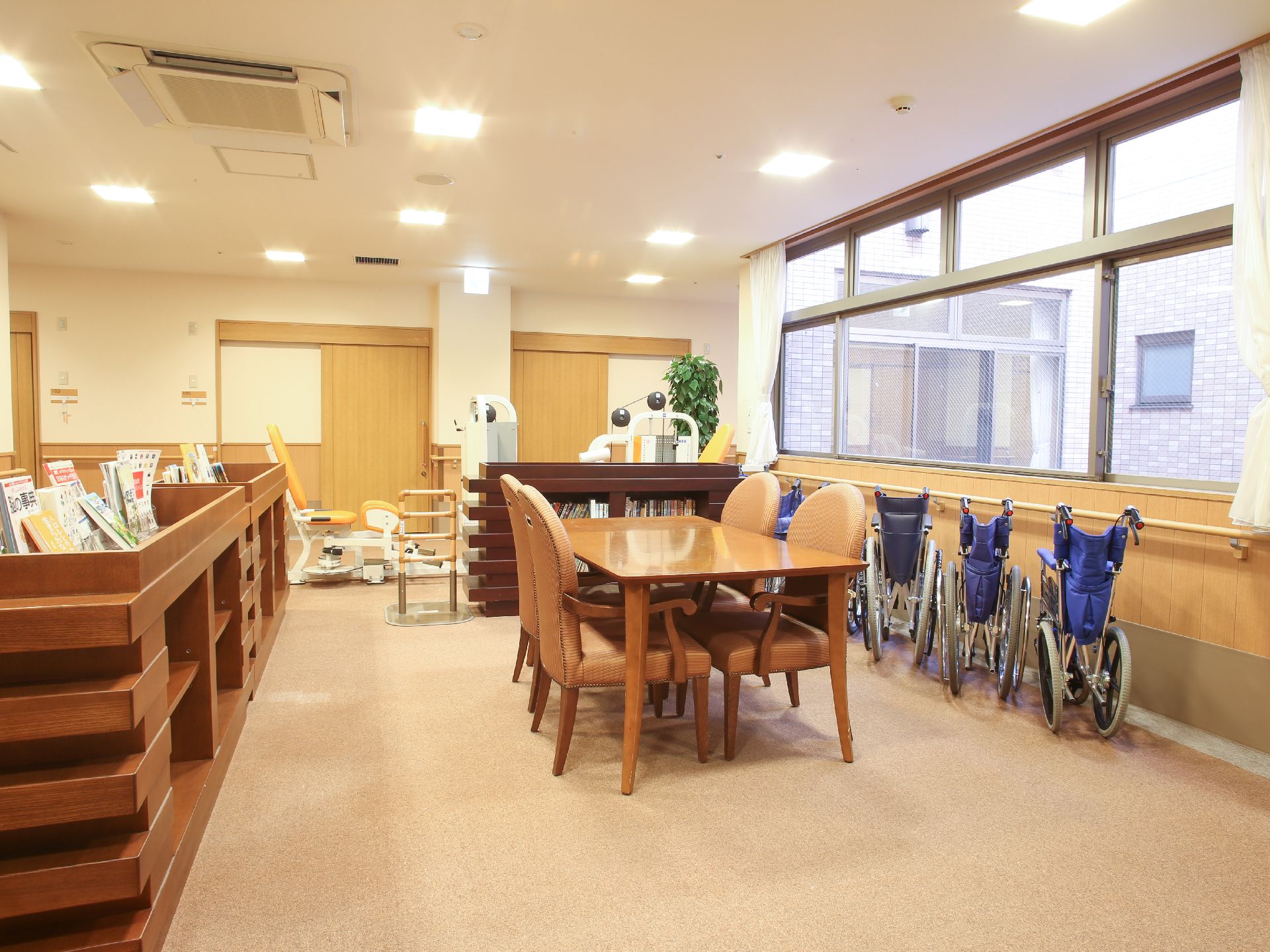 「上溝ジョイフルホームそよ風」の談話室。入居者同士くつろげる。
