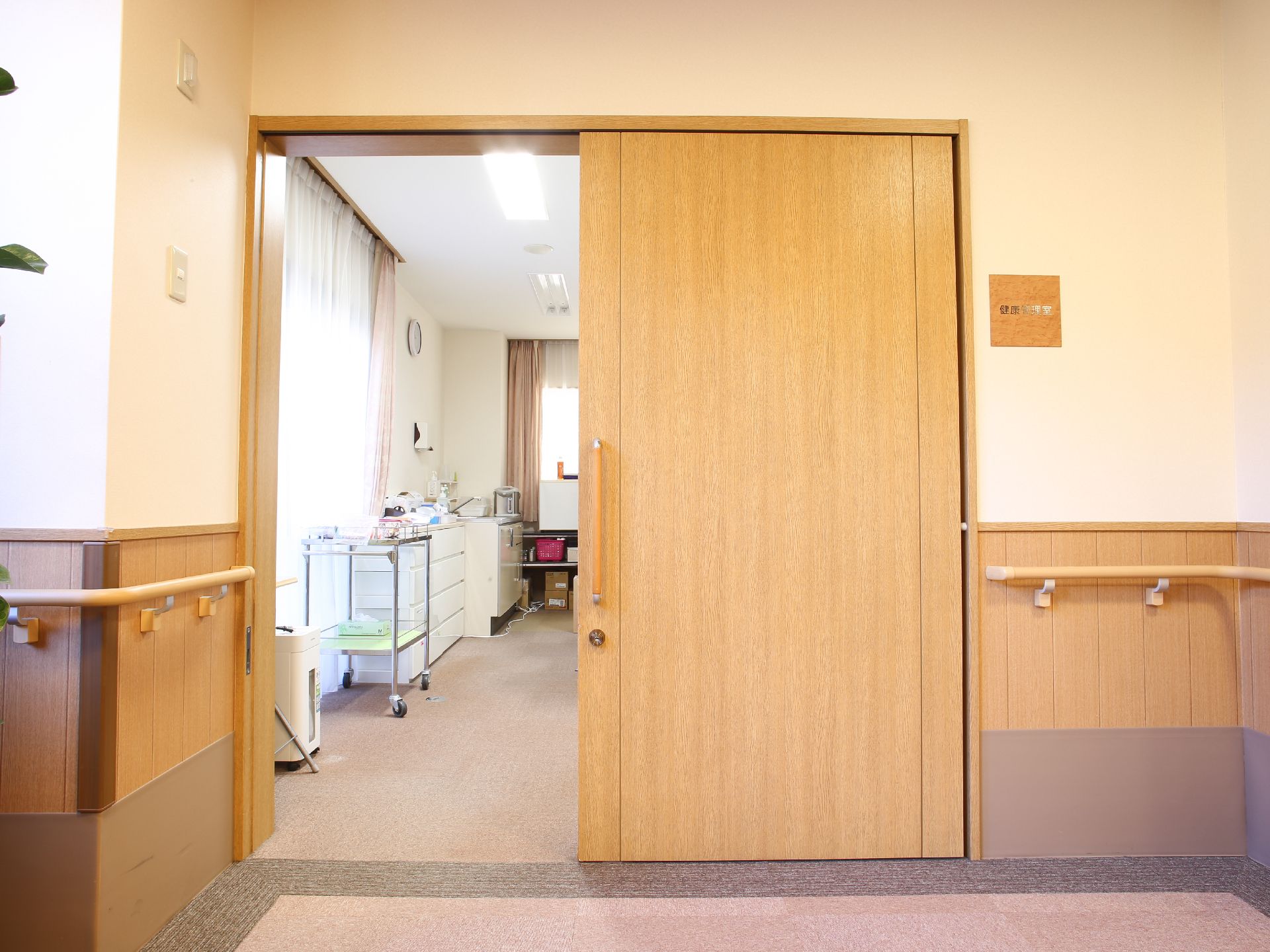 「上溝ジョイフルホームそよ風」の健康管理室。日々の健康チェックや機能訓練。