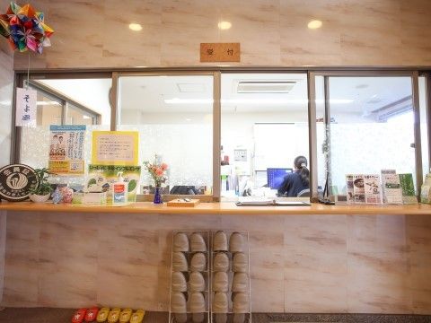 「上溝ジョイフルホームそよ風」の受付。シックな佇まい。