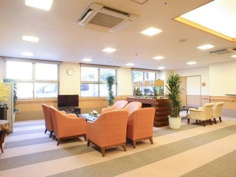 上溝ジョイフルホームそよ風の談話室。話やすい音ついた雰囲気の仕様に机や椅子、アンティークの配置がされている。