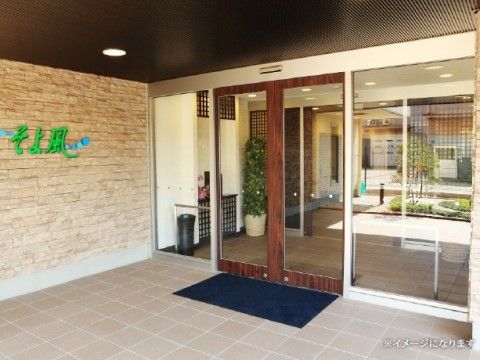 「金谷ケアパークそよ風」のエントランス。扉は自動で開閉をし、手間をとらない。