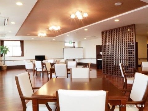 「金谷ケアパークそよ風」の食堂。深みのあるこげ茶色を多く使用した食堂。