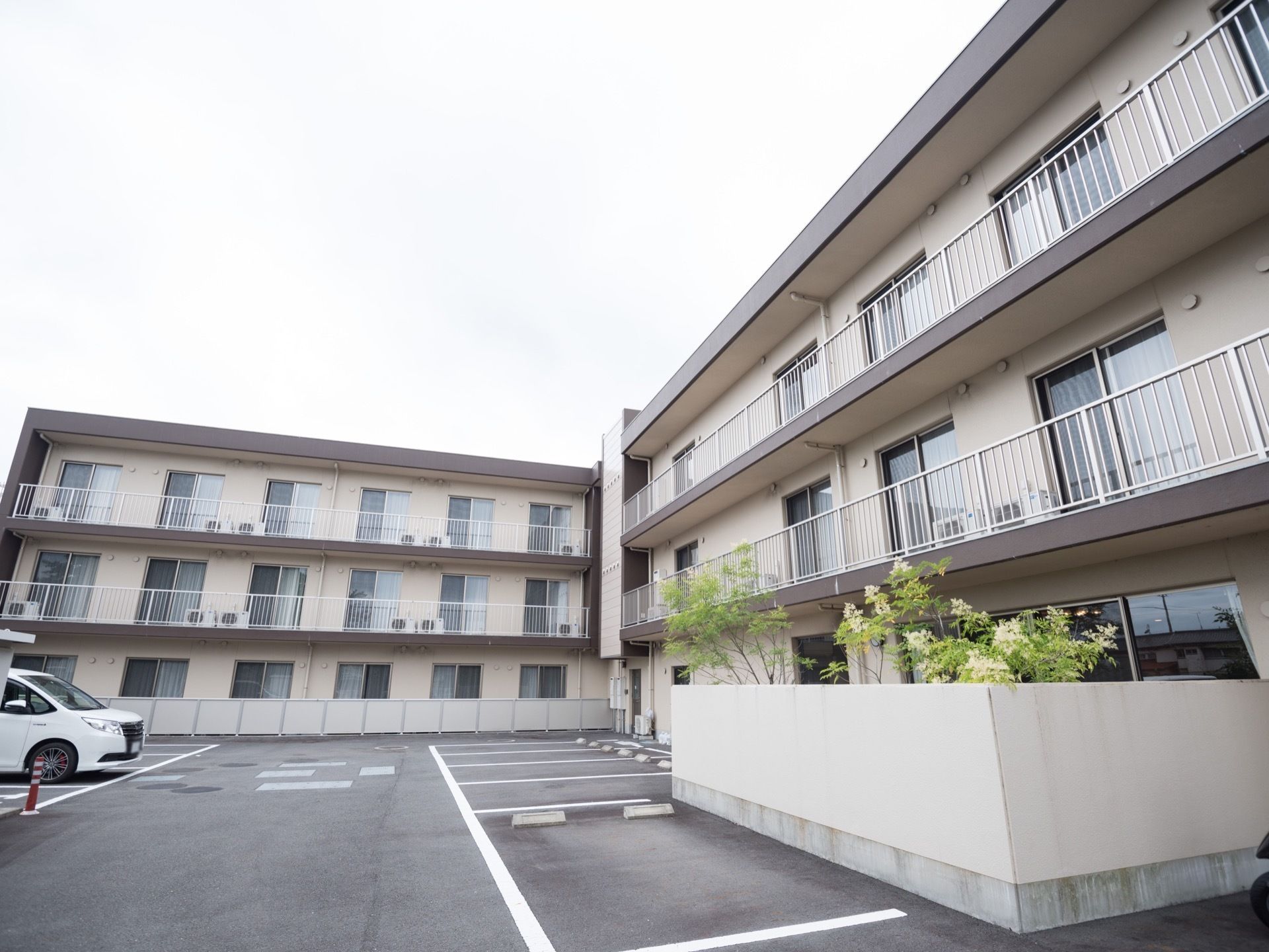 広い駐車場で、たくさんの車を停めることができる。施設の建物と同じ敷地内にあるため、車で出入りしやすい。