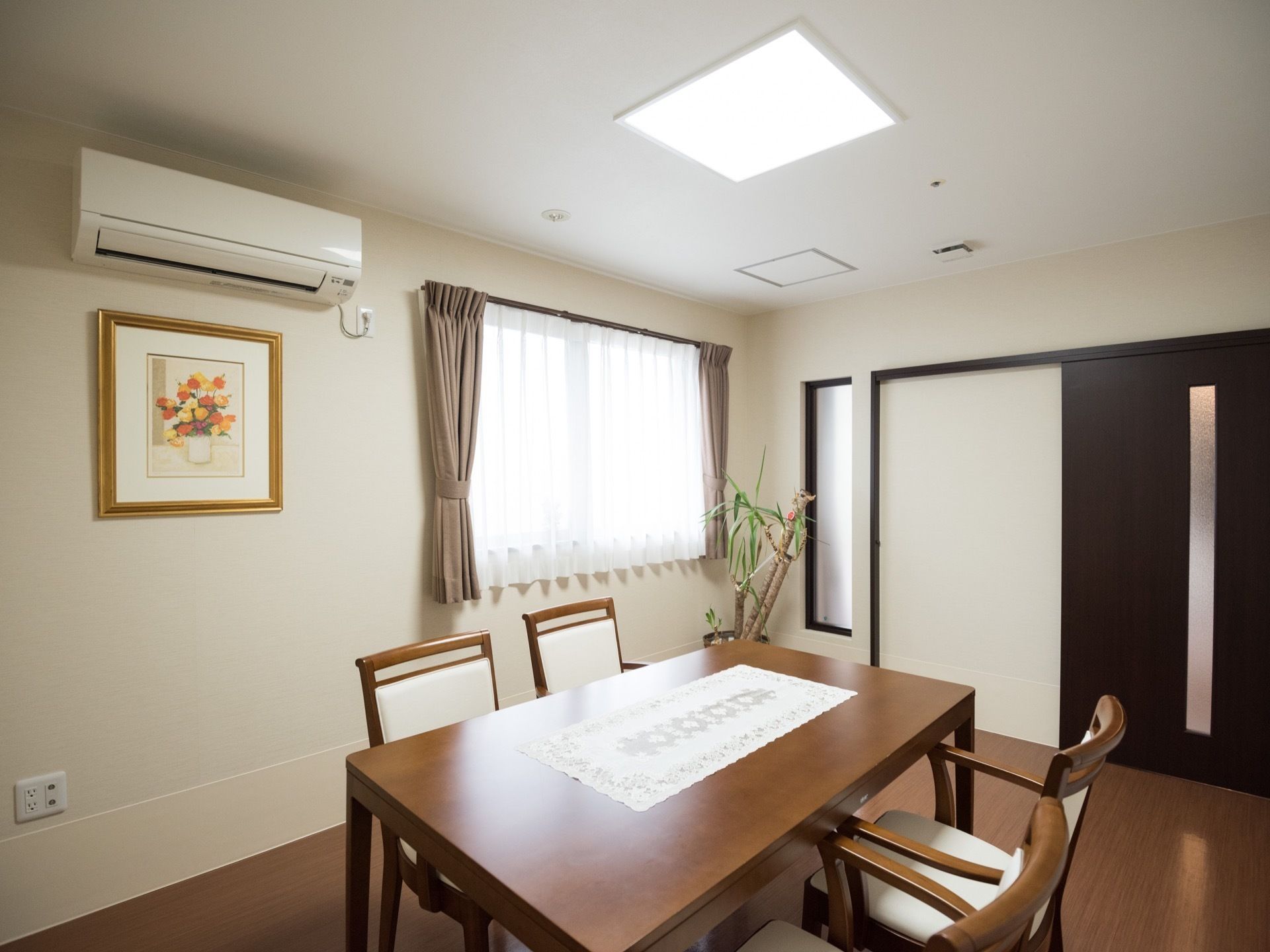 窓から日光の良く入る部屋であり、部屋全体が明るい印象がある。部屋の中央には、テーブルと椅子が4脚置いてある。