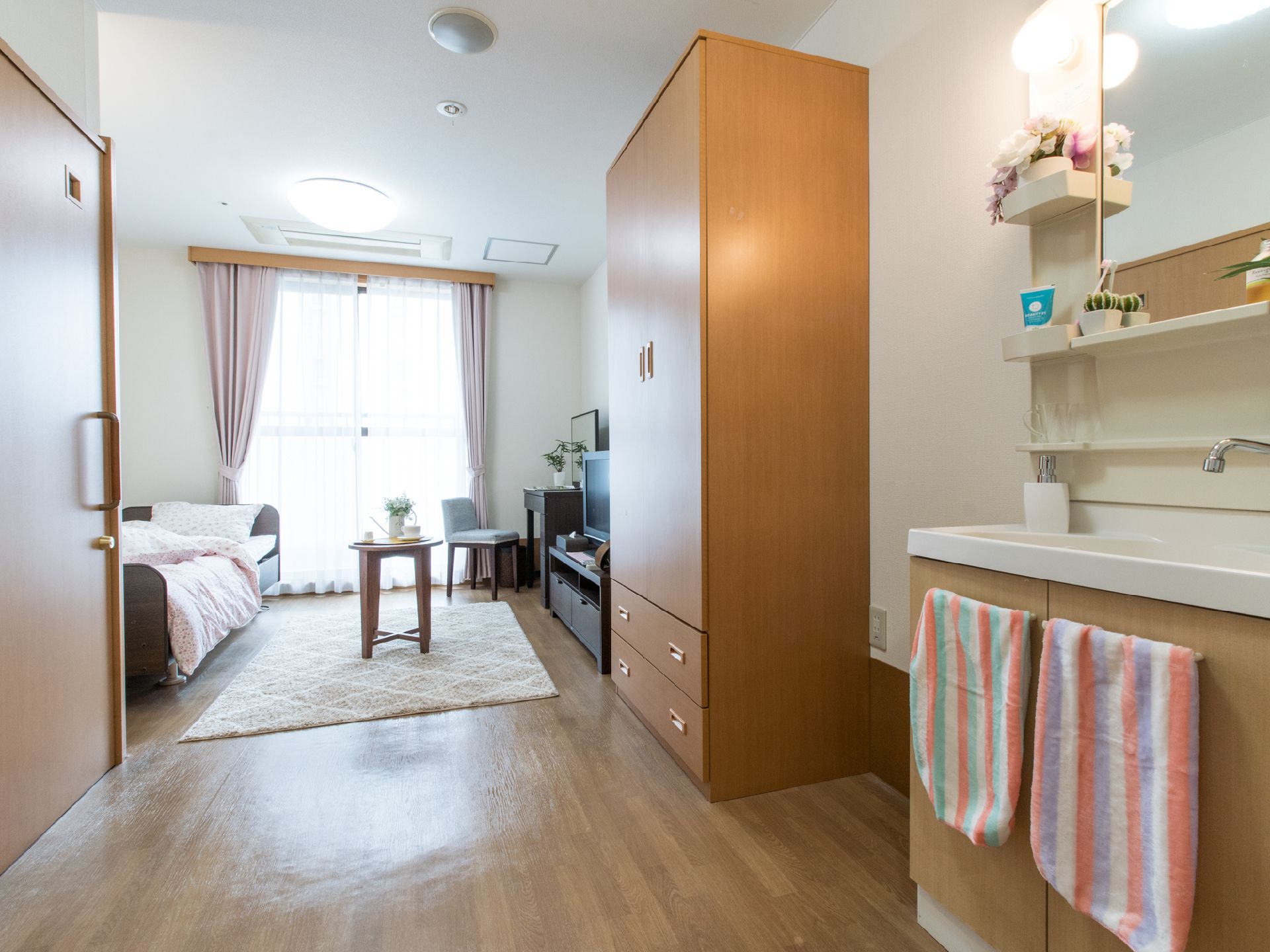 居室は入口を入ると手前から洗面台がありクローゼットその前にトイレがある。その奥がベッドやテレビなどを置くスペースになる。
