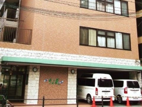 新大阪ケアコミュニティそよ風の福祉用車両。車椅子の乗り降りも簡単な車両を用意。