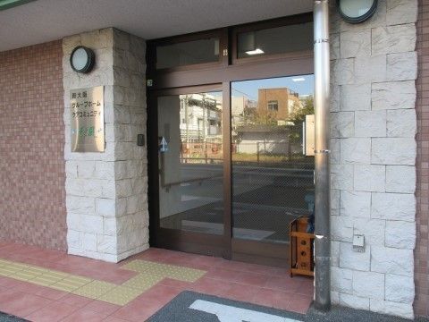 新大阪ケアコミュニティそよ風のエントランス。バリアフリー仕様で、点字ブロックも床に設置。