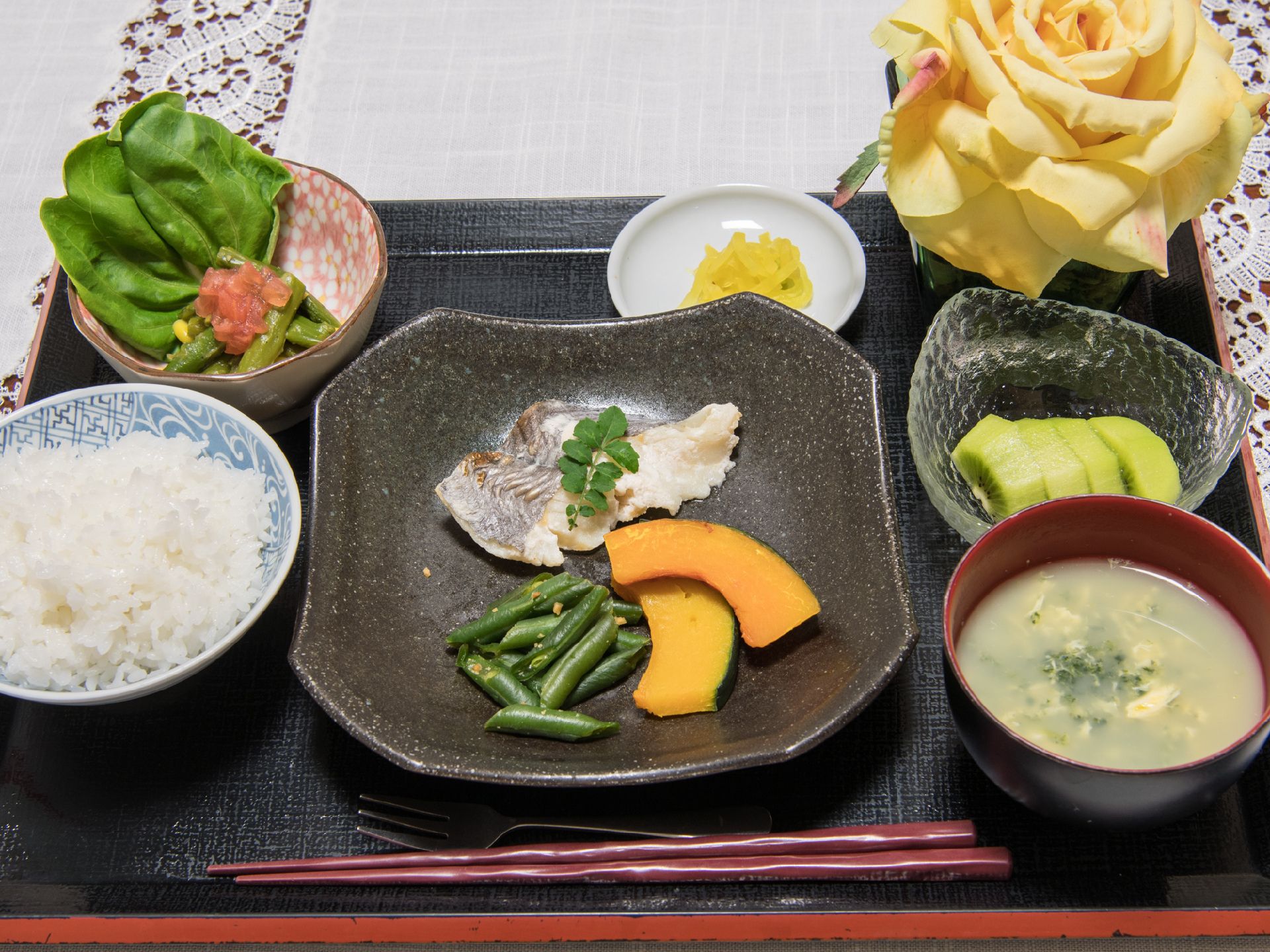 食事は和食が中心になっている。ご飯と味噌汁、白身魚とカボチャやインゲン、サラダ、お新香、フルーツなどバランスの良いメニューになっている。