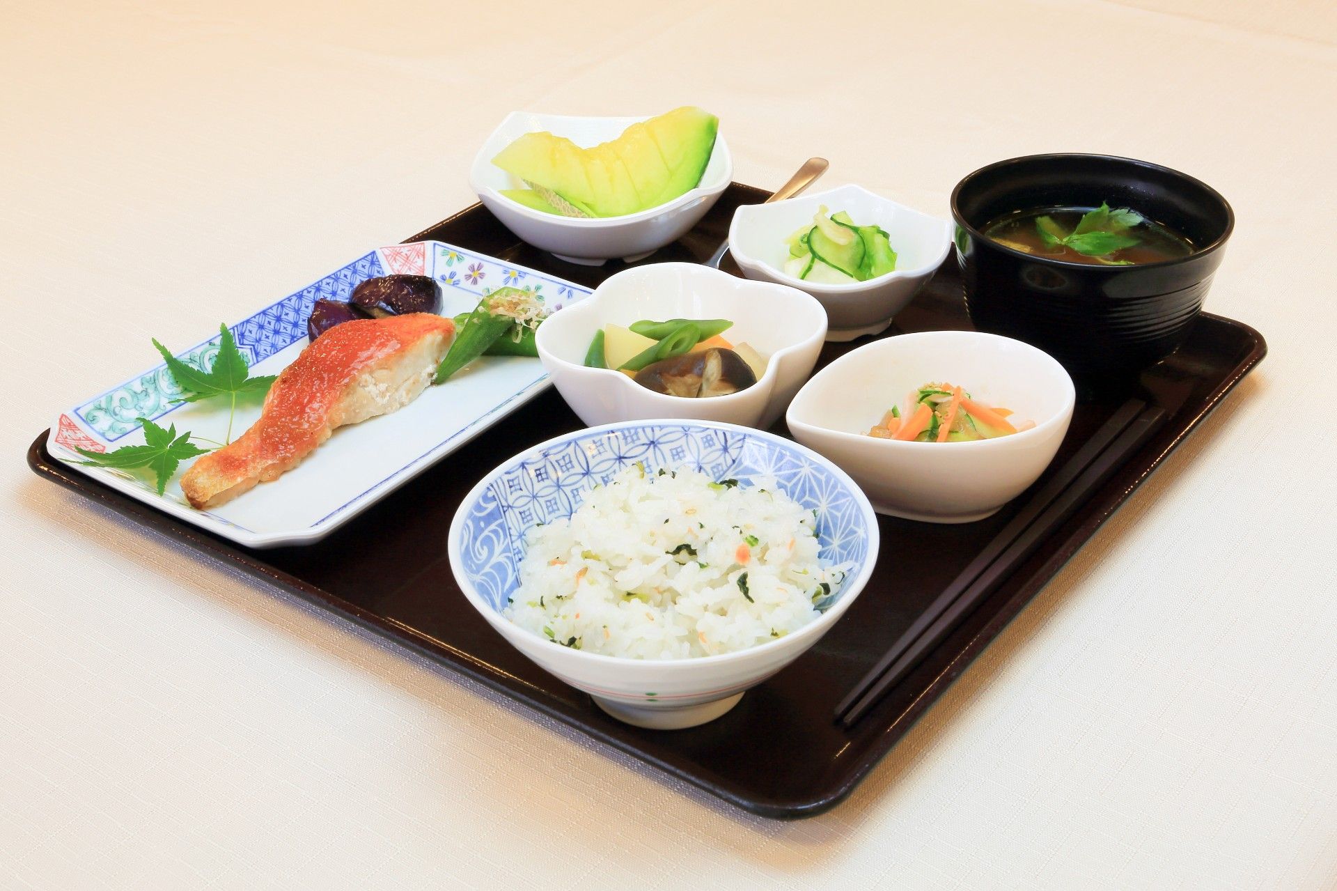 和食を並べた食事風景