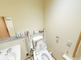 清潔で明るいトイレ設備のある部屋