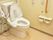トイレはウォッシュレット付き。右側の壁にはリモコンや手すり、緊急時用の呼び出し鈴などが備え付けられている。