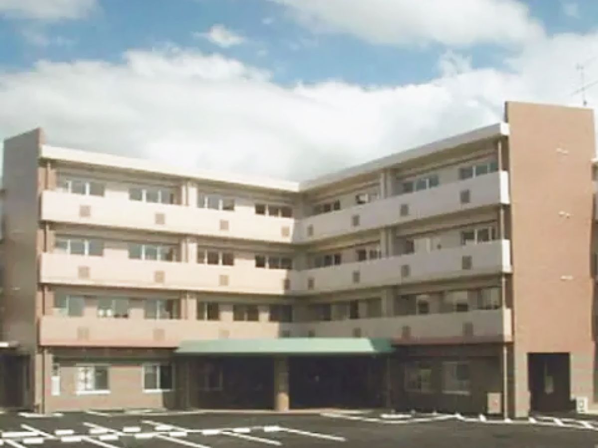 広い駐車場を備え、円を描いたポーチが特徴的な当施設の全景