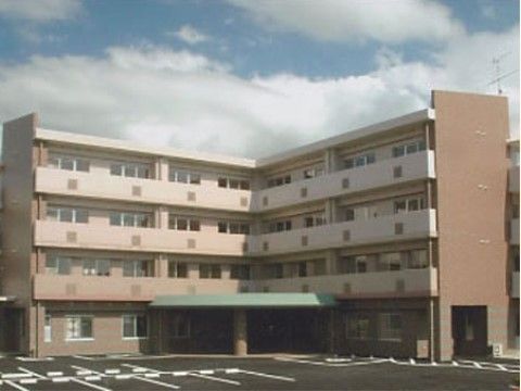 広い駐車場を備え、円を描いたポーチが特徴的な当施設の全景