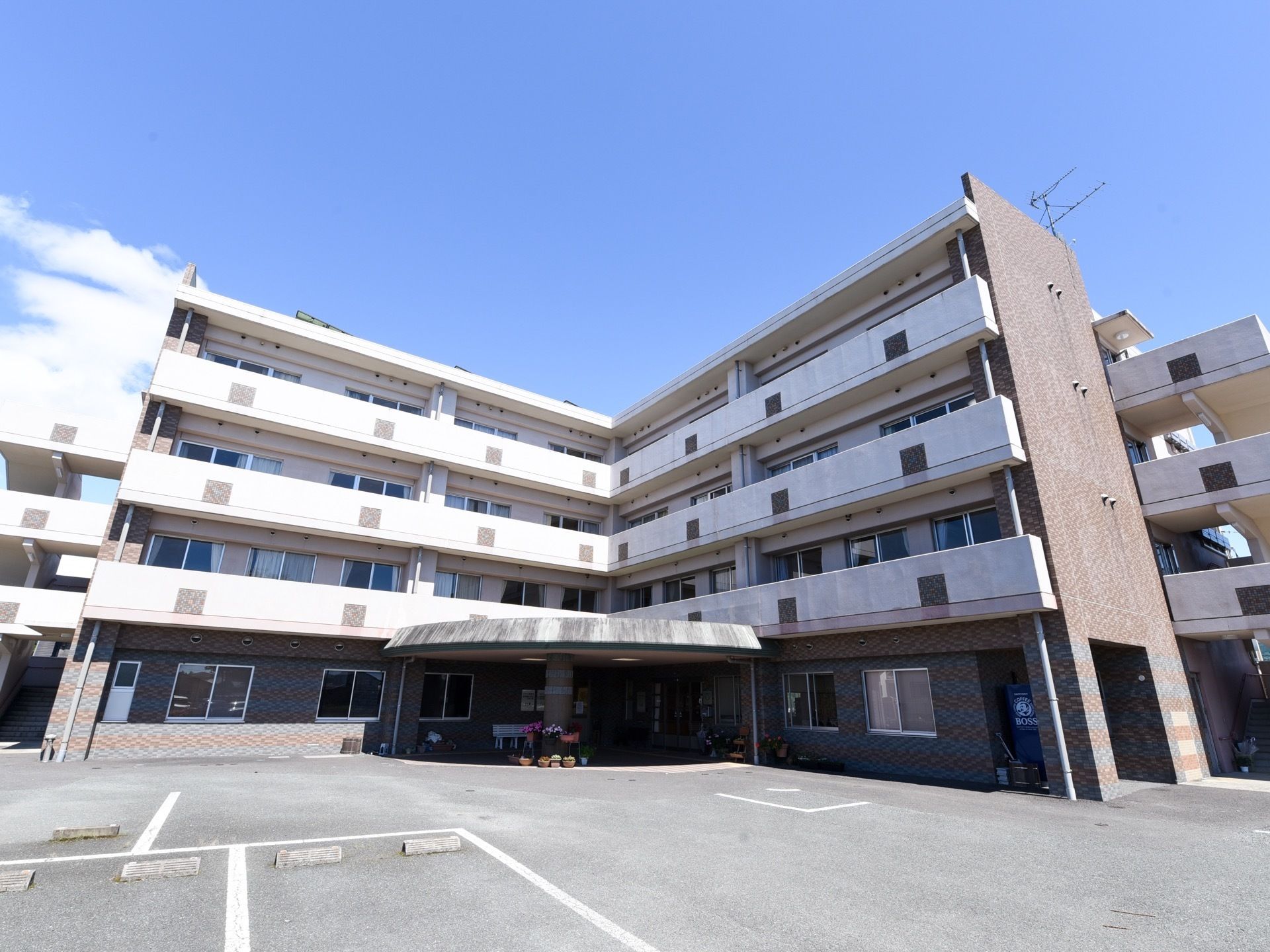 施設は明るい色合いをした、４階建てのマンションタイプの建物である。正面の入口のほか左右にも階段が設けられており、施設内と繋がっている。