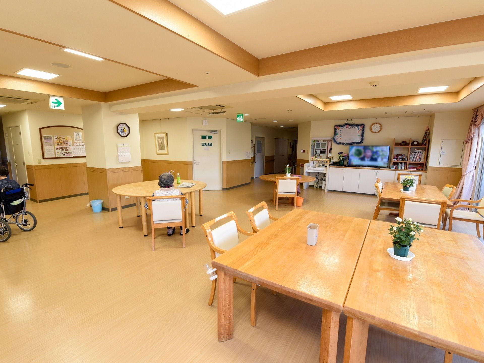 入居者様の移動の安全に配慮して、テーブル間隔を広く取った食堂