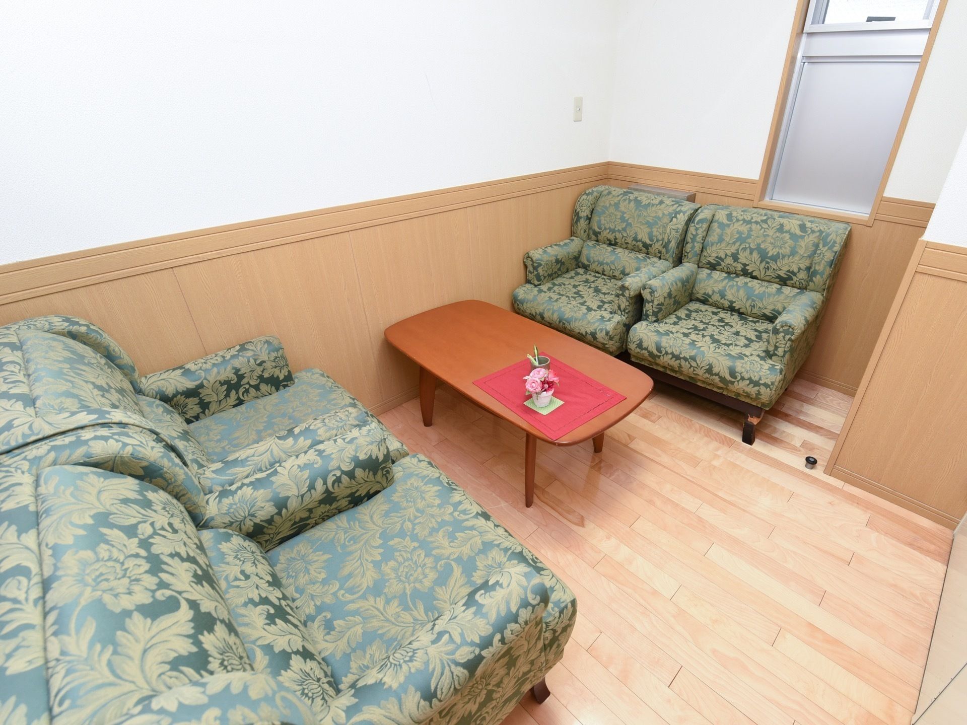 ご家族との面談やスタッフへの相談などにお使いいただける落ち着いた雰囲気の相談室