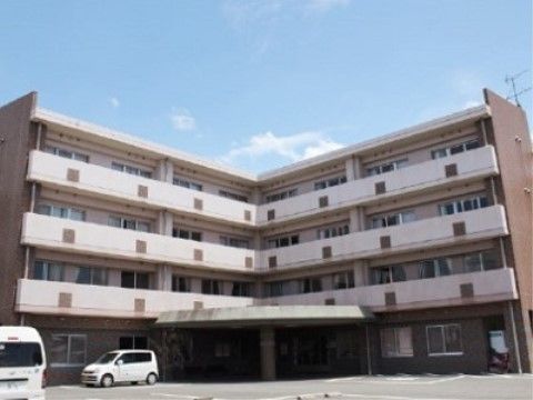 建物側にあるため雨天でも濡れずに乗降できる車椅子用駐車スペース