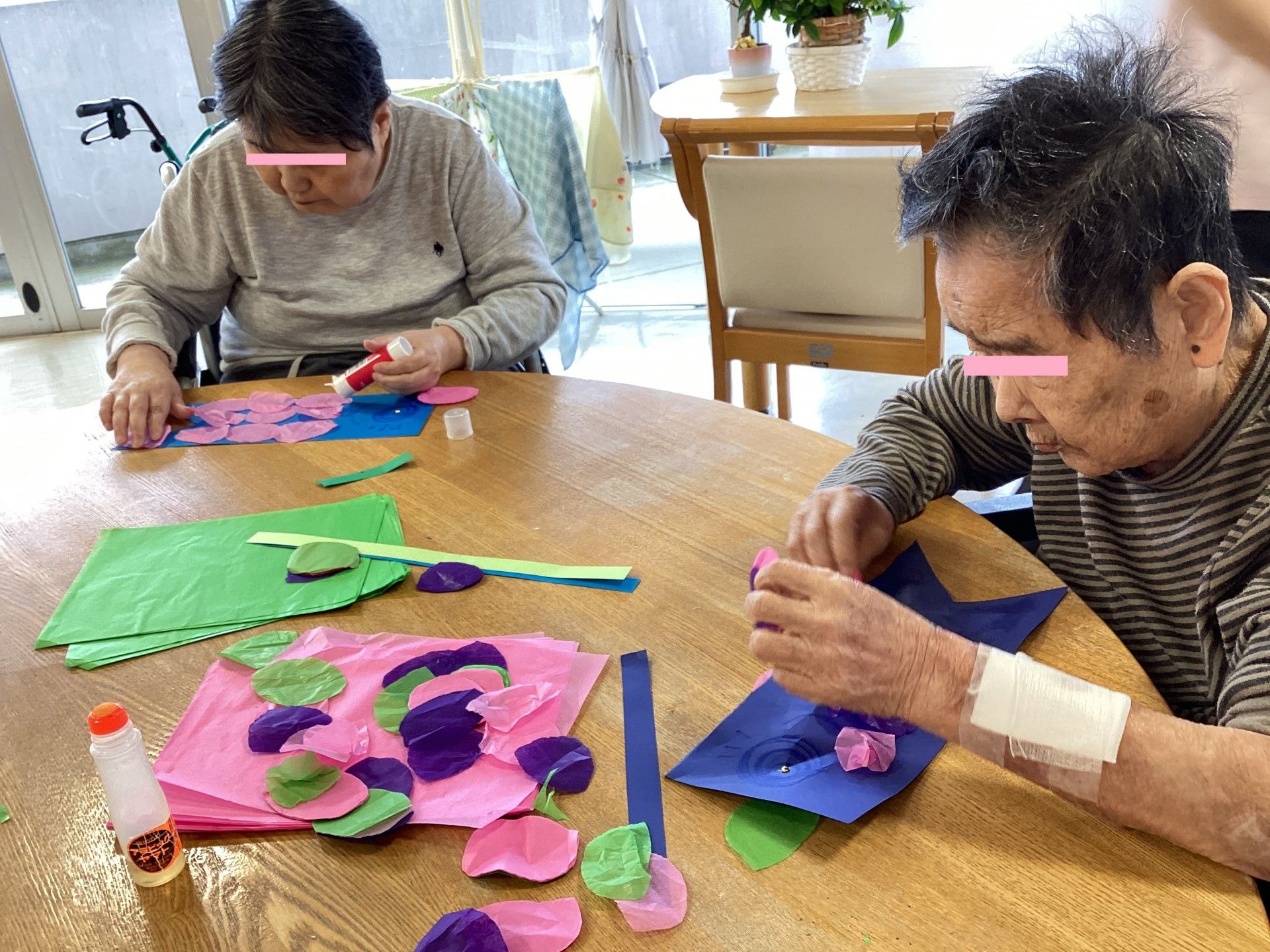 手作り作品を楽しむ様子