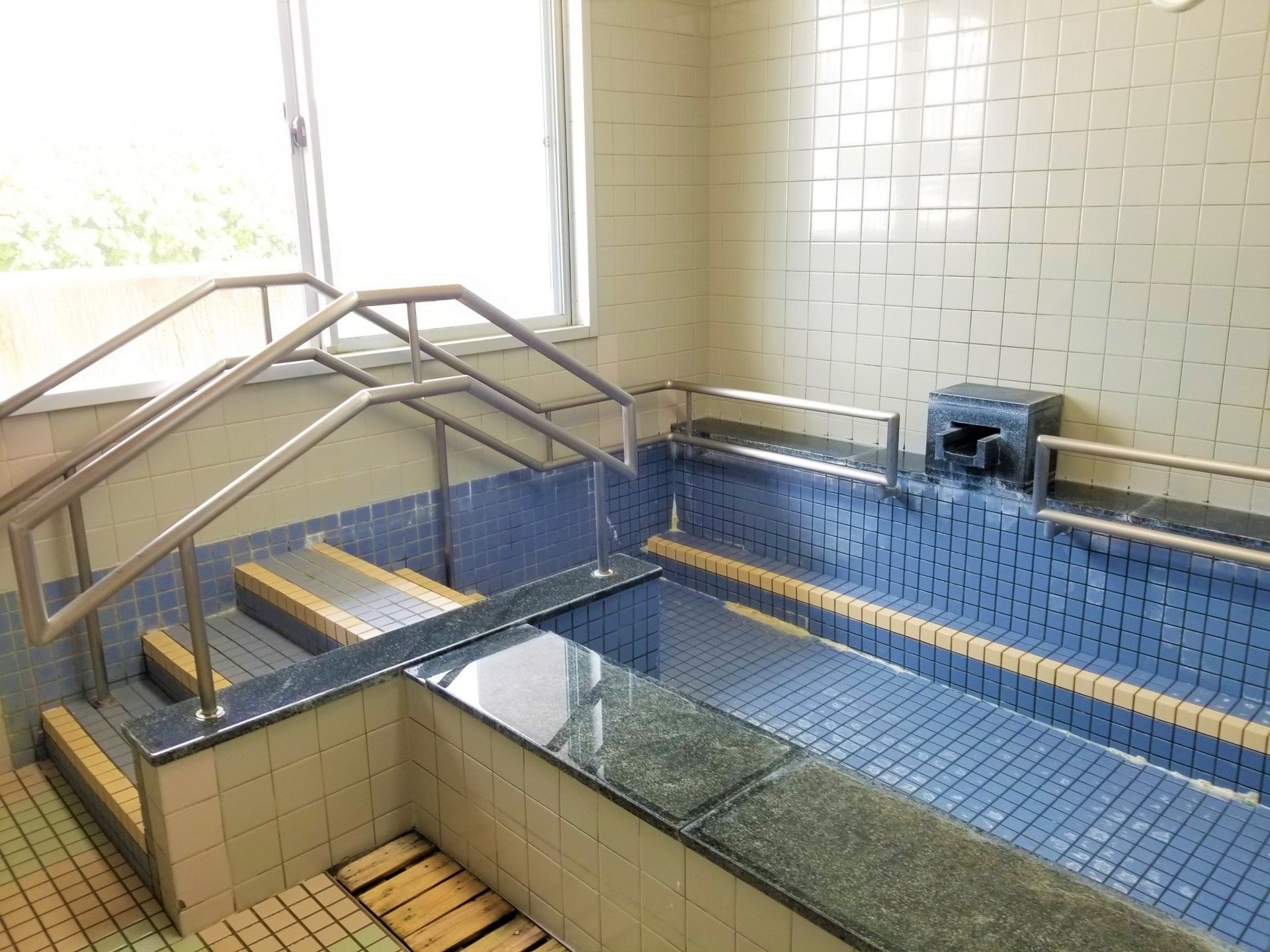 手すり付きの浴槽