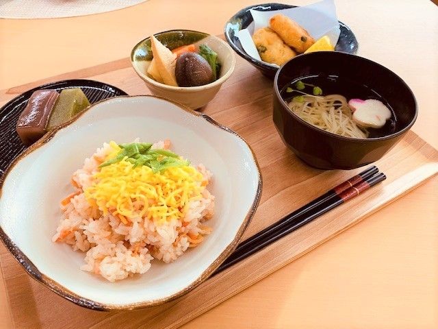 彩り豊かな食事の膳