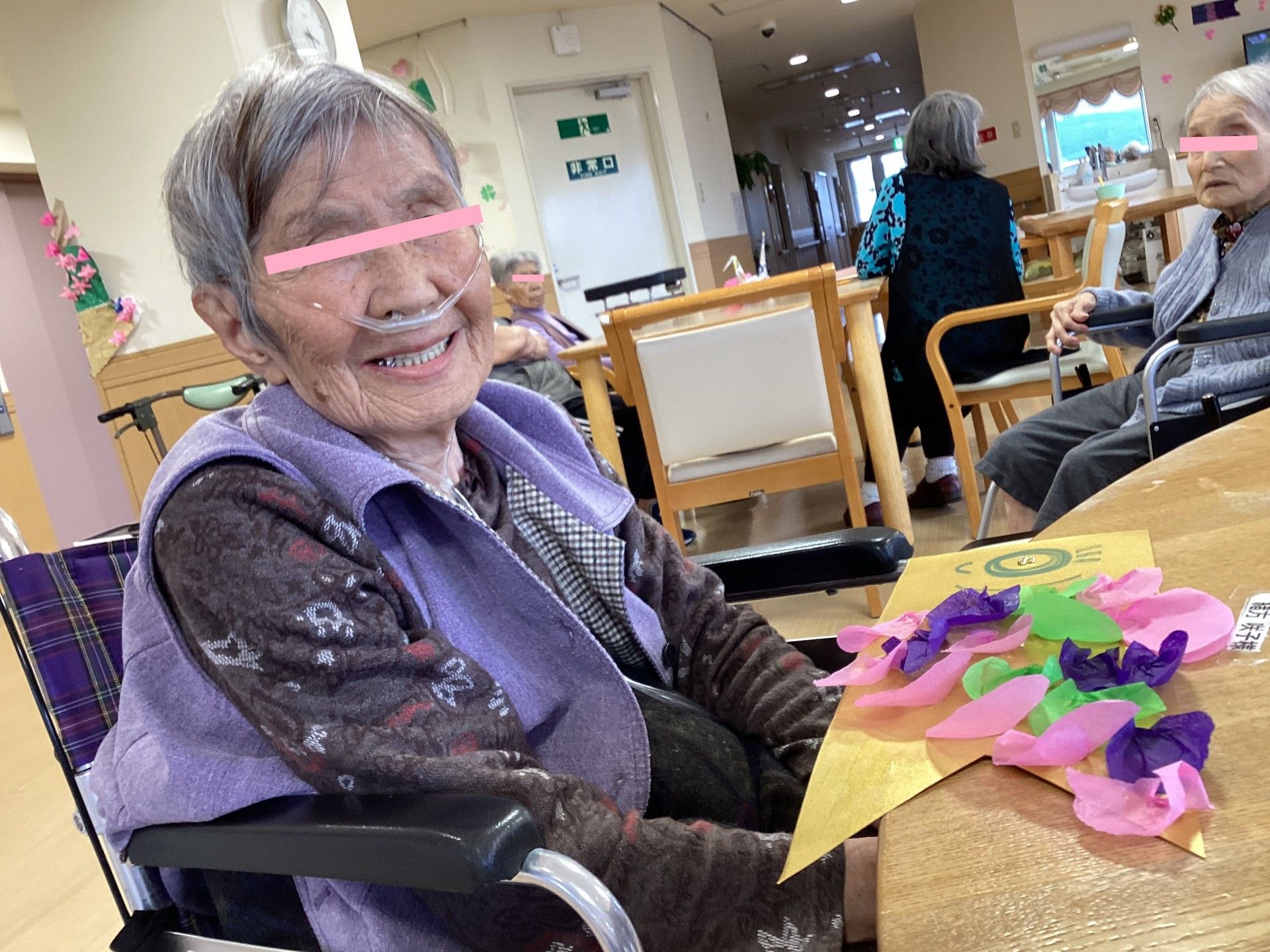 笑顔の女性と手作り作品