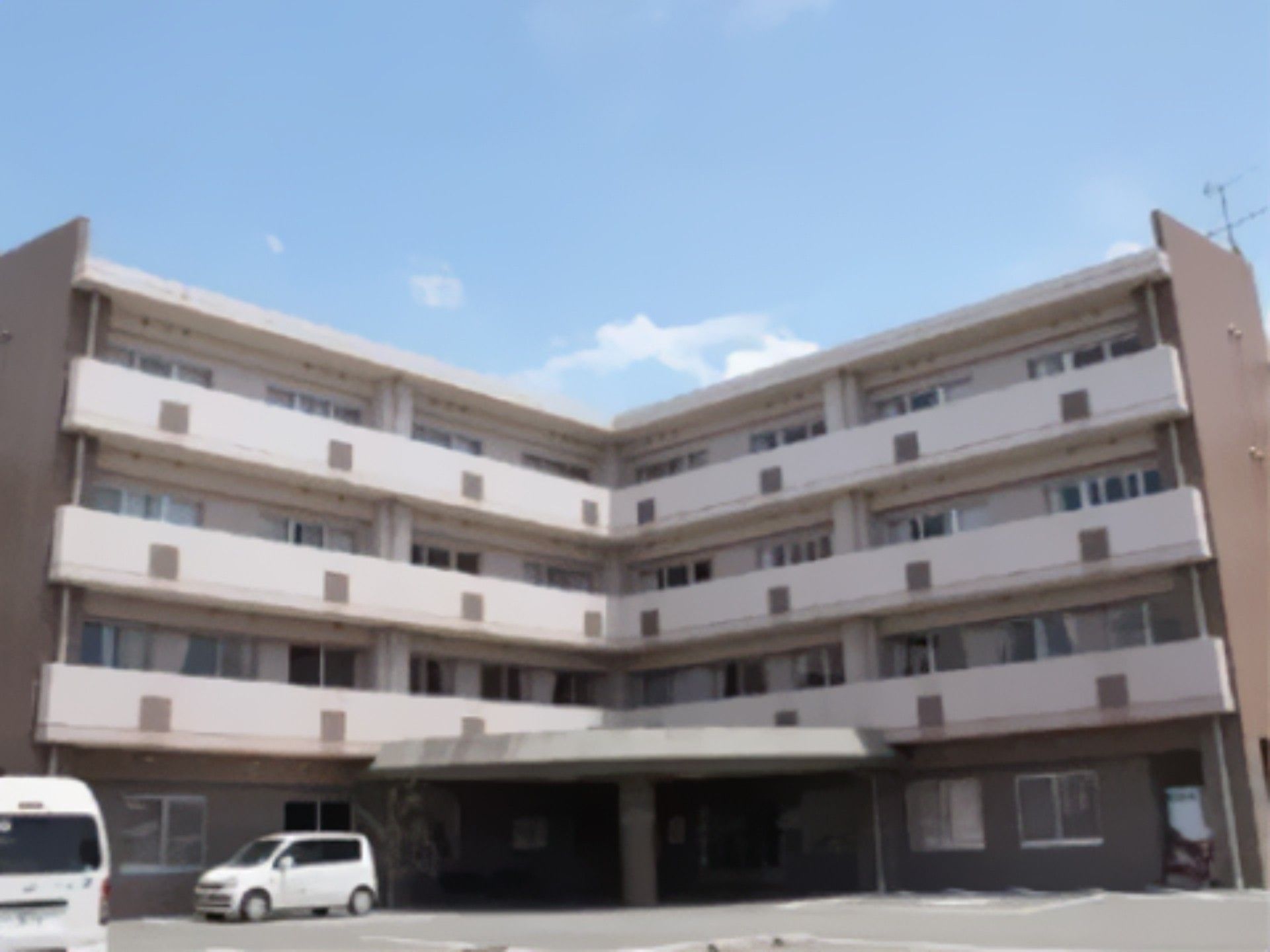 建物側にあるため雨天でも濡れずに乗降できる車椅子用駐車スペース