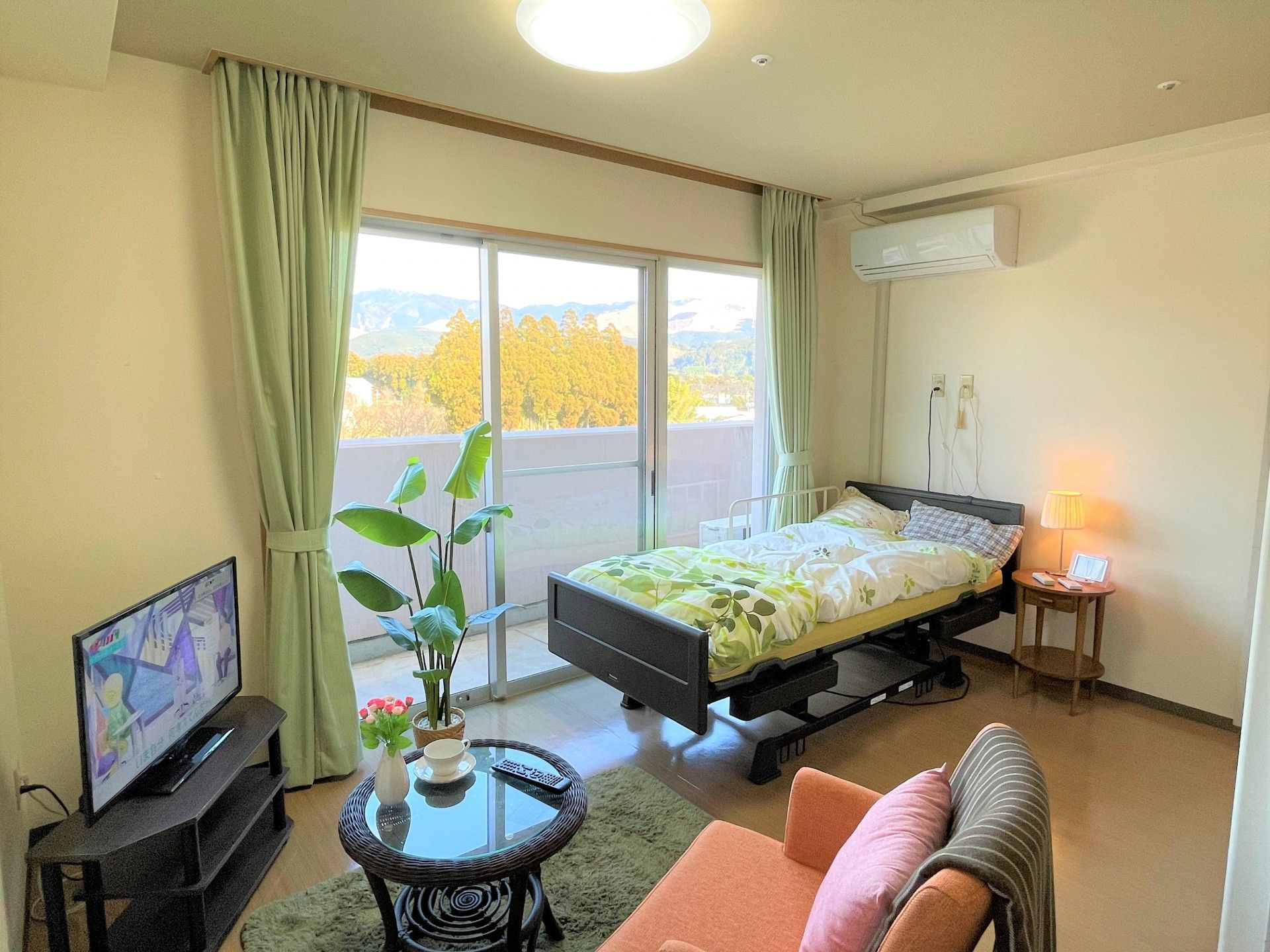 窓際のベッドと椅子