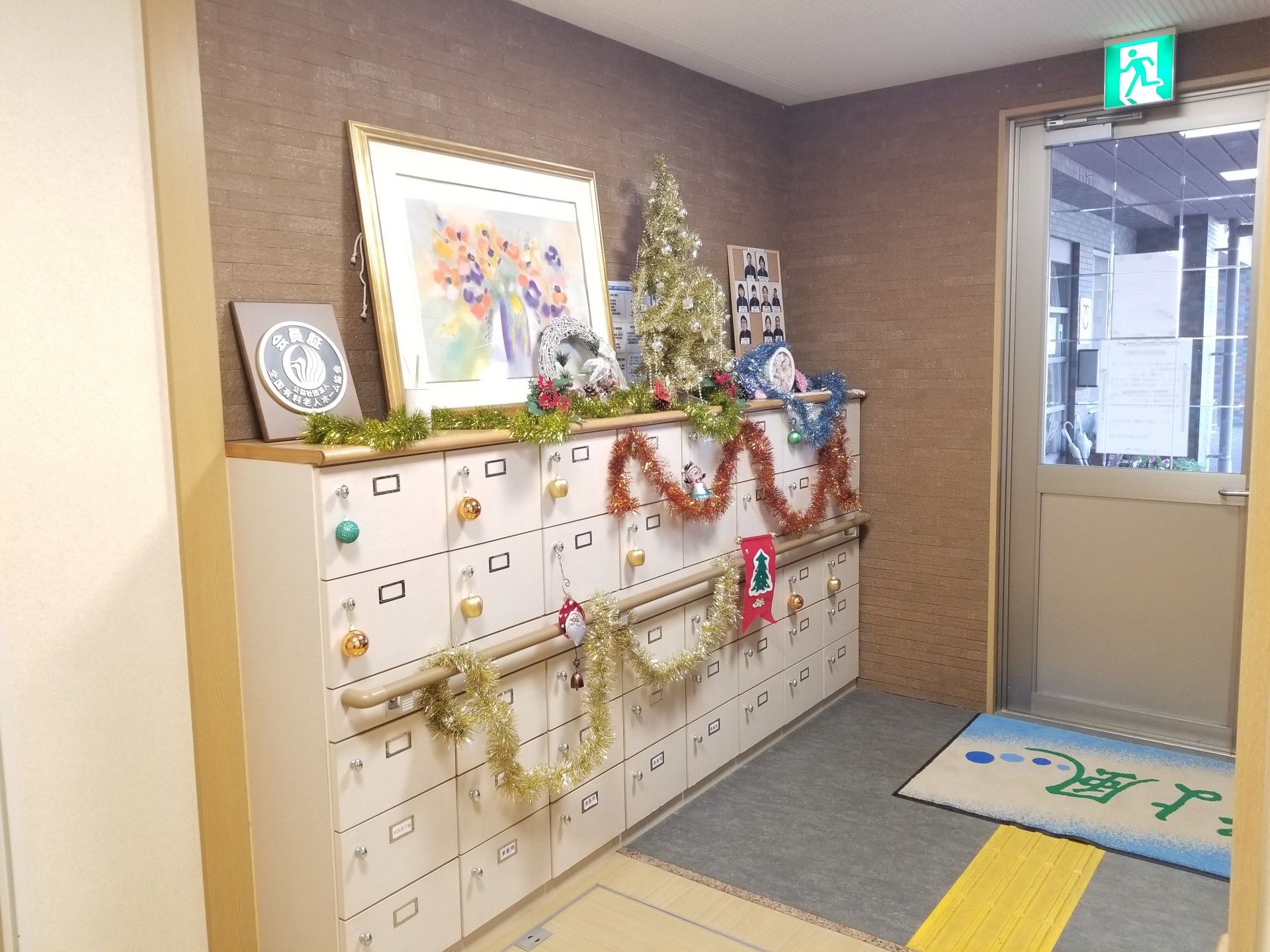 飾り付けられた棚の廊下