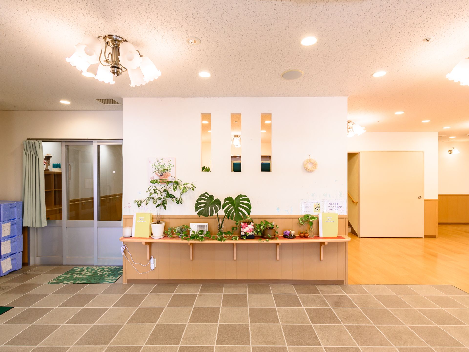 手すりが取り付けられ、段差ができる限り解消されている廊下