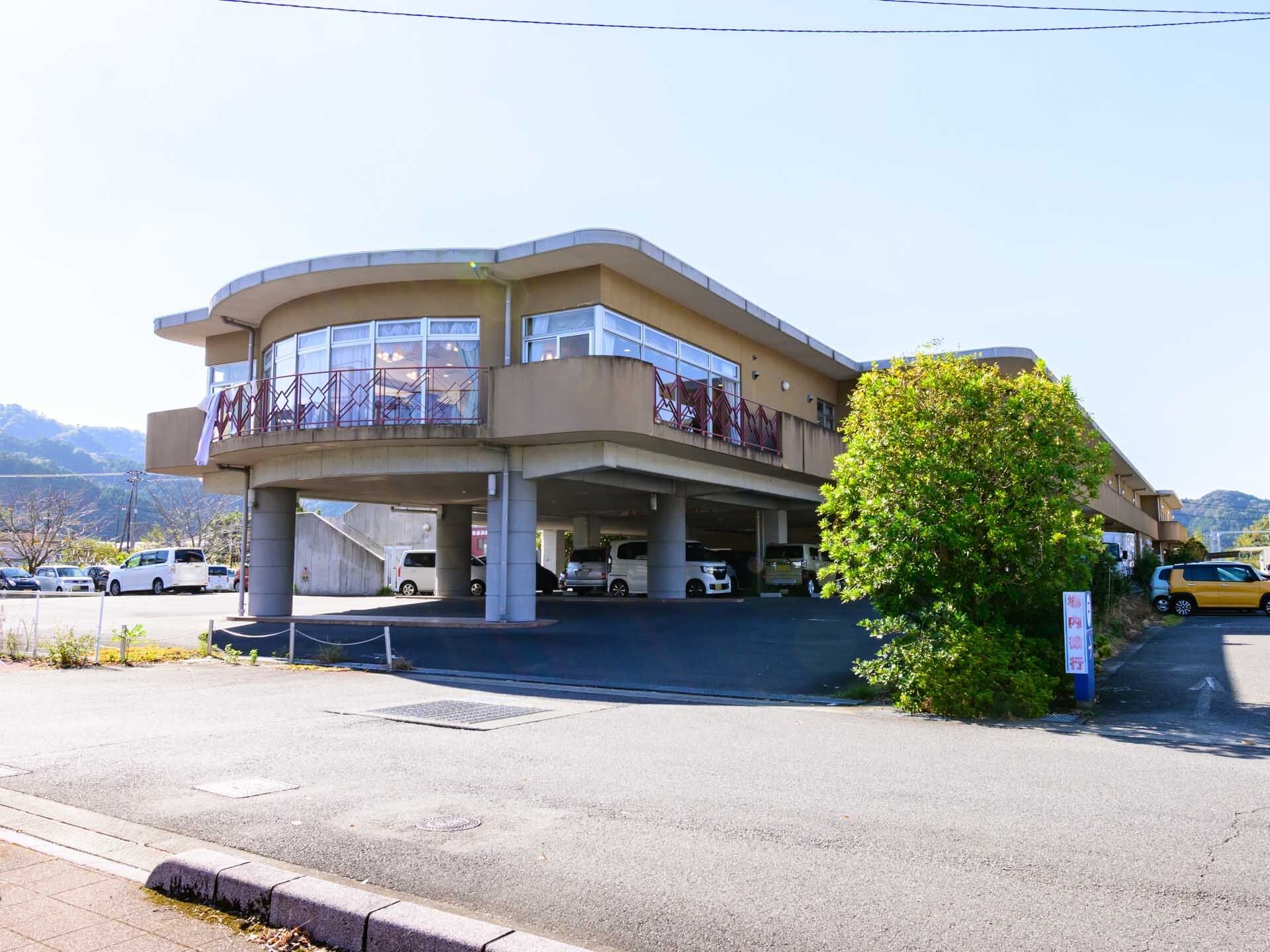 駐車場も近隣にある介護施設の外観