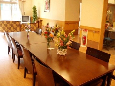 卓上に飾られた花々が目に嬉しい、落ち着いた調度が備えられた食堂