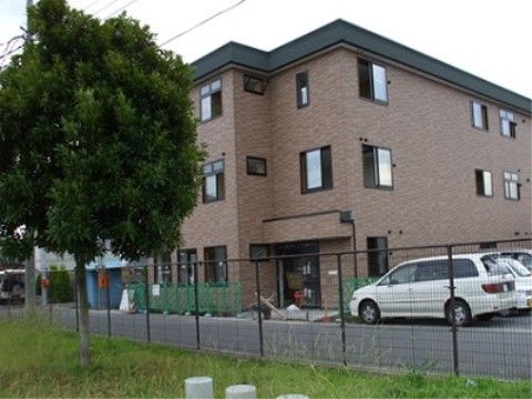 「栃木グループリビングそよ風」の外観。外壁はヨーロッパの住宅を彷彿とさせる。