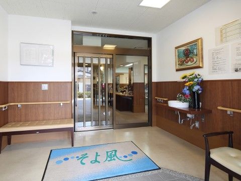 「杉戸ケアコミュニティそよ風」のエントランス。エントランスを抜けると目の前がスタッフルームになっている。