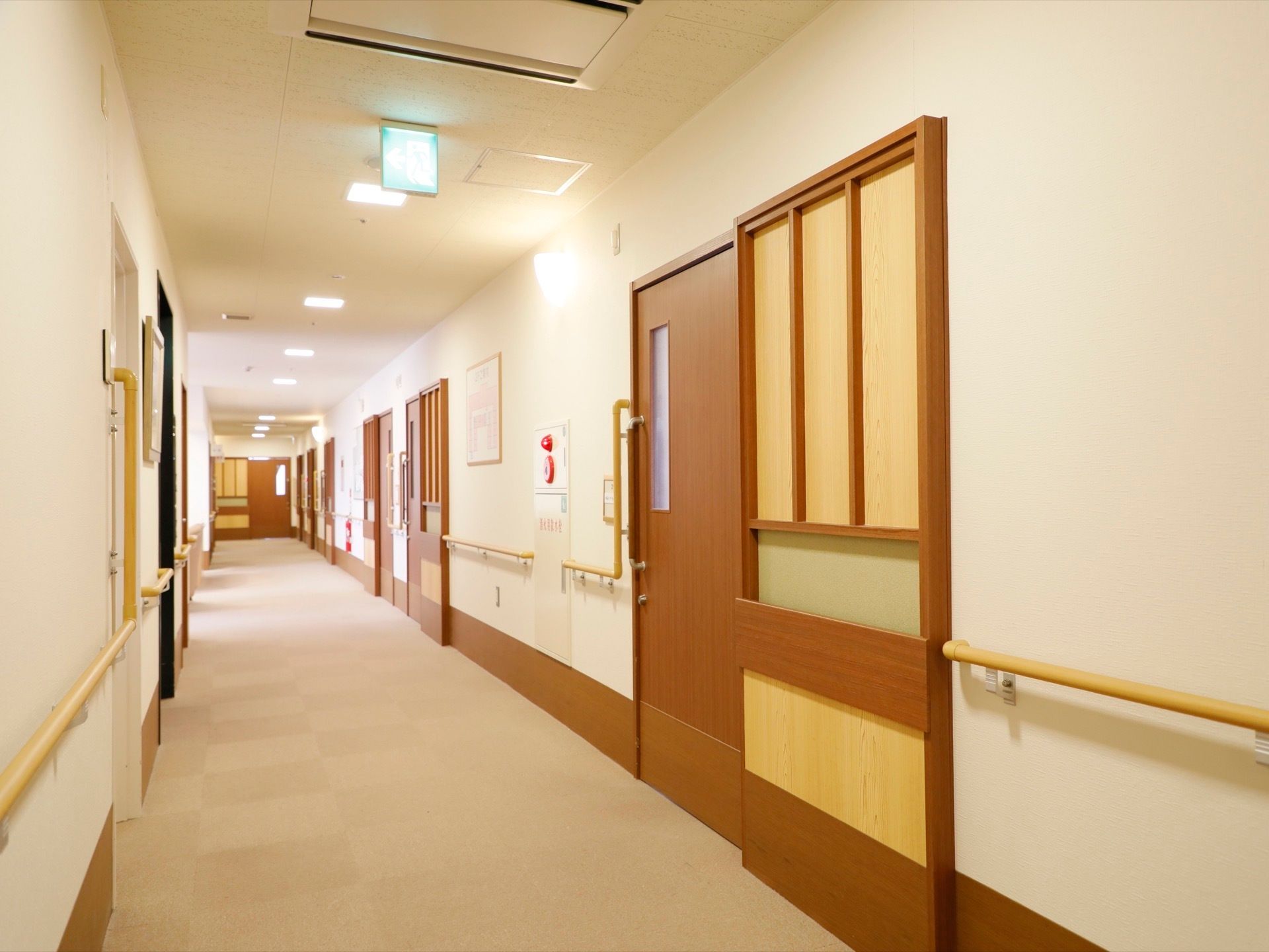 消火設備が整えられた通路である。居室扉の開閉側に、Ｌ字型手すりを設置するなど、安全対策もとられている。