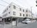 ３階建ての施設は１階が黒、２・３階が白に塗り分けられている。１階の玄関部分はくり抜かれた構造になっている。